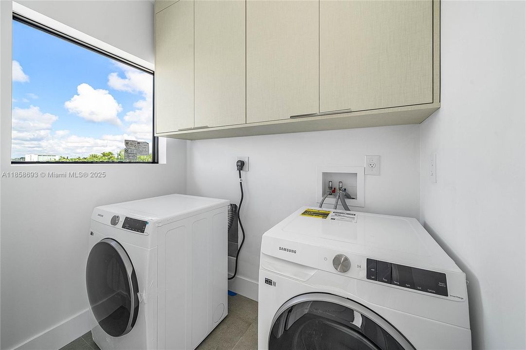 For Sale: $3,995,000 (5 beds, 5 baths, 3791 Square Feet)