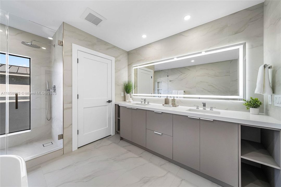 For Sale: $3,995,000 (5 beds, 5 baths, 3791 Square Feet)