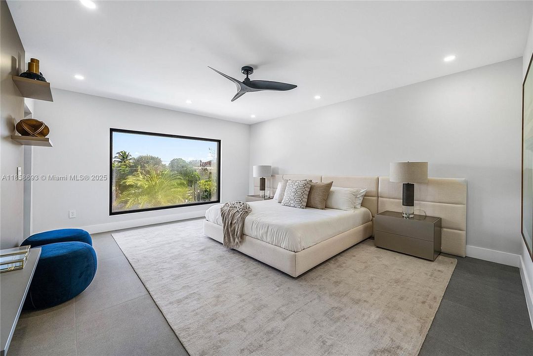 For Sale: $3,995,000 (5 beds, 5 baths, 3791 Square Feet)