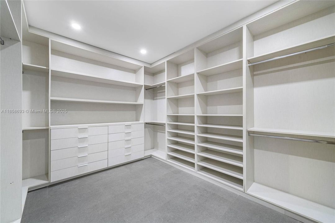 For Sale: $3,995,000 (5 beds, 5 baths, 3791 Square Feet)