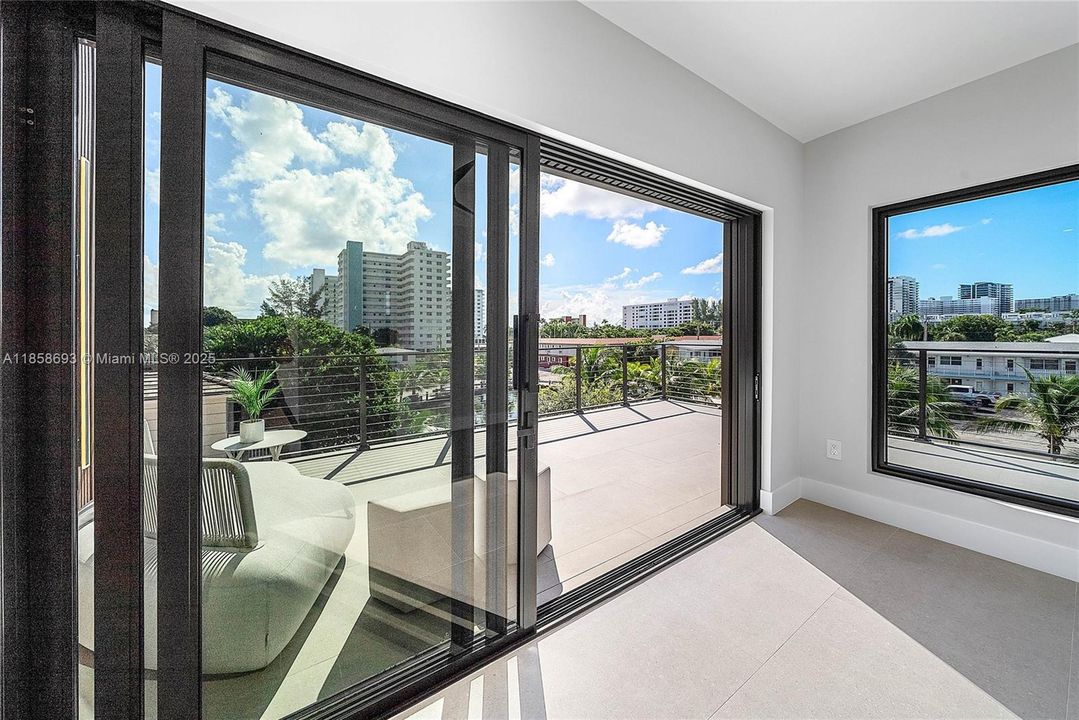 For Sale: $3,995,000 (5 beds, 5 baths, 3791 Square Feet)