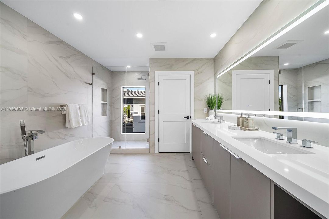 For Sale: $3,995,000 (5 beds, 5 baths, 3791 Square Feet)