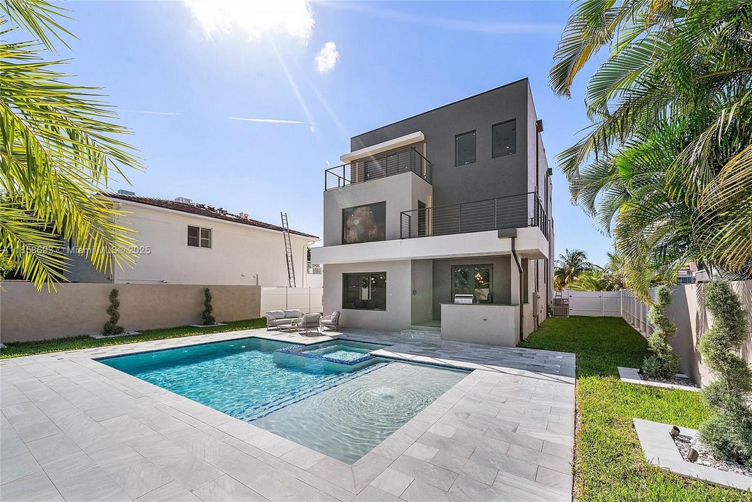 For Sale: $3,995,000 (5 beds, 5 baths, 3791 Square Feet)