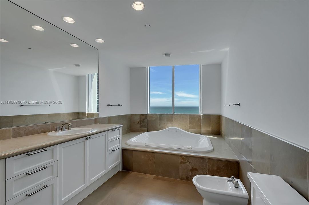 Recently Sold: $3,450,000 (3 beds, 4 baths, 2572 Square Feet)