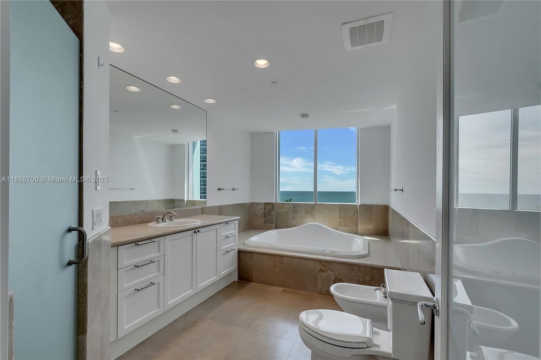 Recently Sold: $3,450,000 (3 beds, 4 baths, 2572 Square Feet)