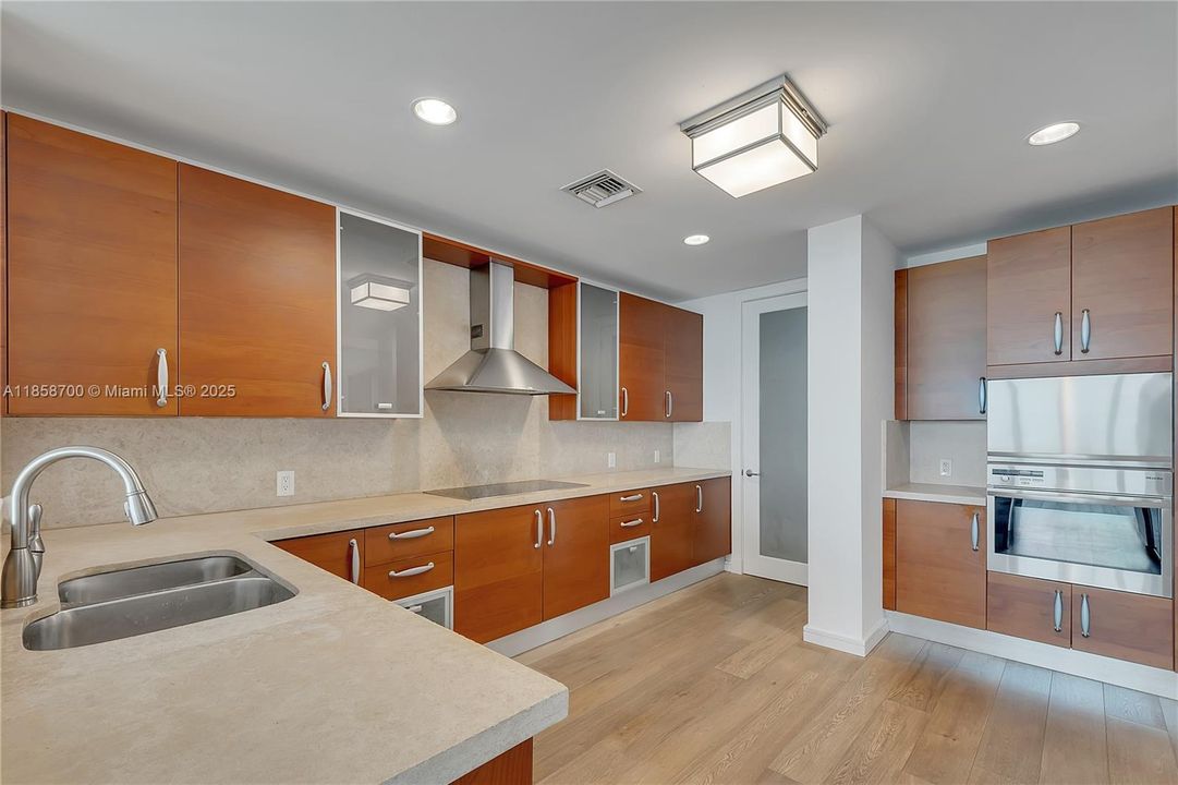 Recently Sold: $3,450,000 (3 beds, 4 baths, 2572 Square Feet)