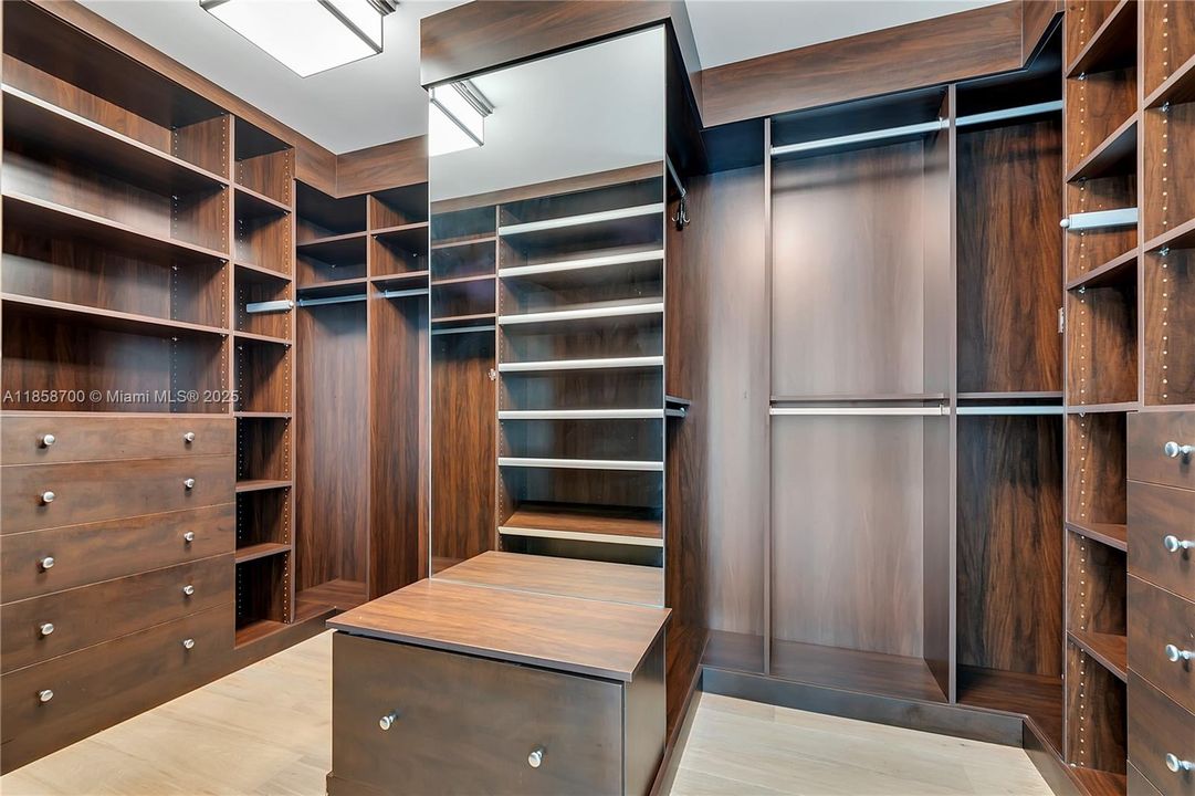 Recently Sold: $3,450,000 (3 beds, 4 baths, 2572 Square Feet)