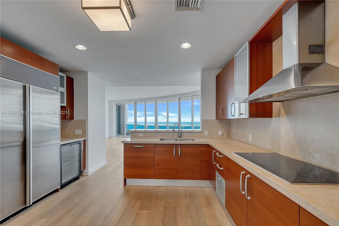 Recently Sold: $3,450,000 (3 beds, 4 baths, 2572 Square Feet)