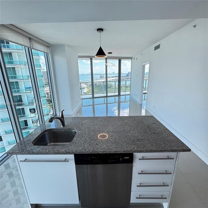 Recently Sold: $820,000 (2 beds, 2 baths, 1318 Square Feet)
