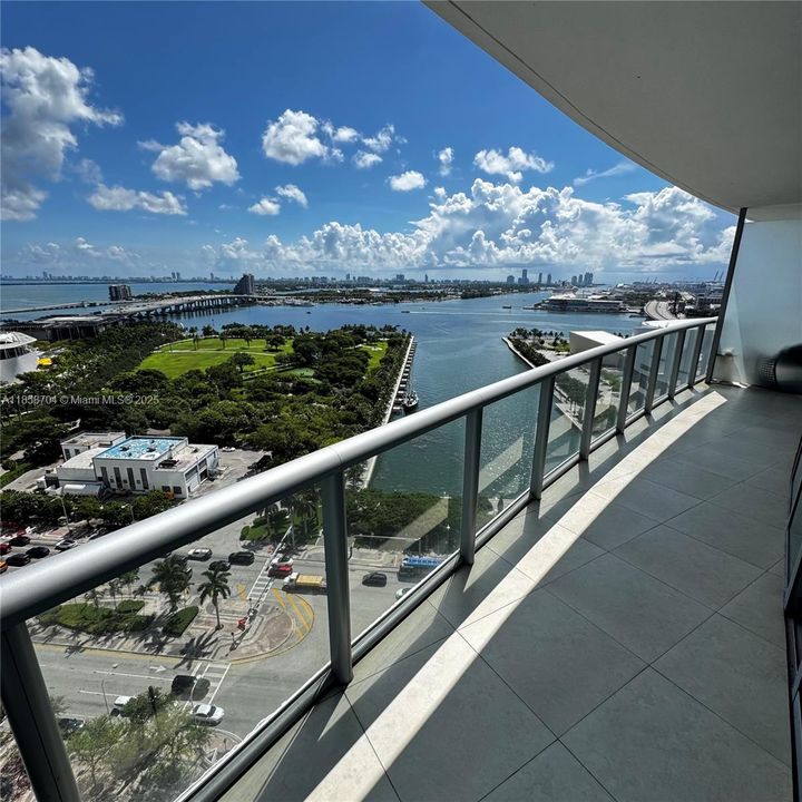 Recently Sold: $820,000 (2 beds, 2 baths, 1318 Square Feet)