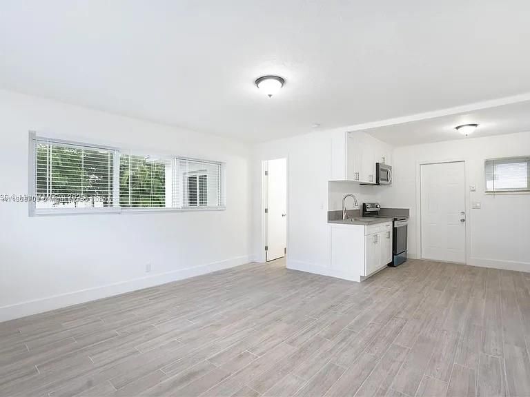 Под контрактом: $1,500 (0 спален, 1 ванн, 450 Квадратных фут)