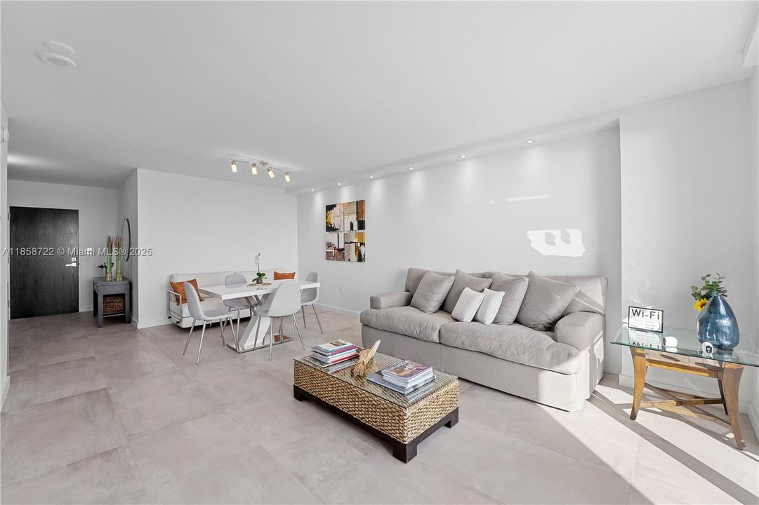 For Sale: $840,000 (1 beds, 1 baths, 740 Square Feet)