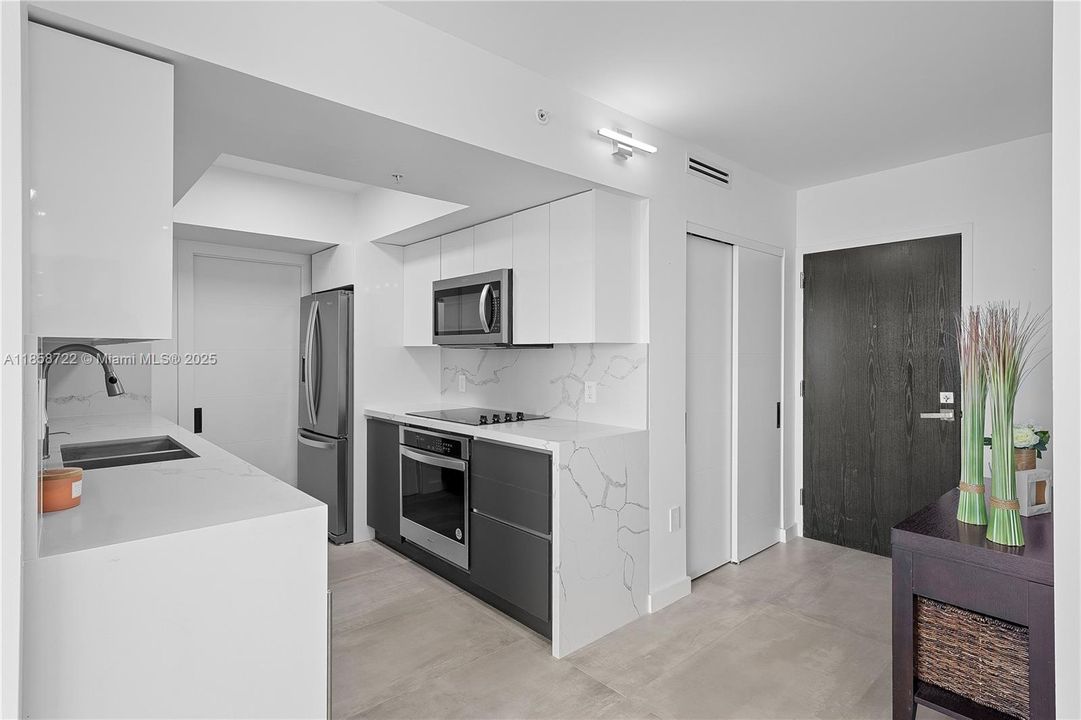 For Sale: $840,000 (1 beds, 1 baths, 740 Square Feet)
