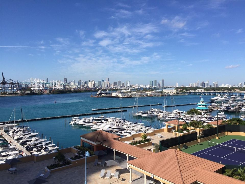 For Sale: $840,000 (1 beds, 1 baths, 740 Square Feet)