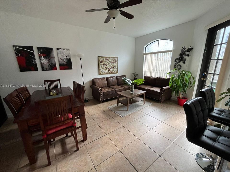 合同活跃: $3,900 (4 贝兹, 2 浴室, 2026 平方英尺)