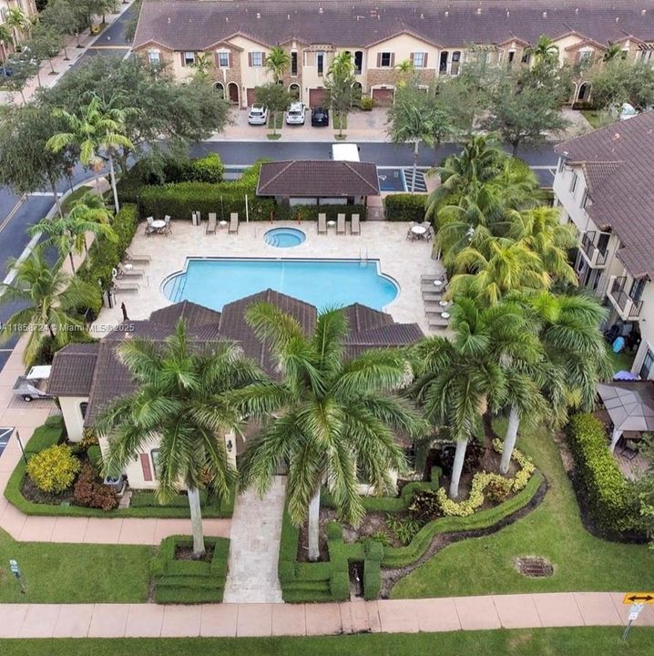 合同活跃: $3,900 (4 贝兹, 2 浴室, 2026 平方英尺)