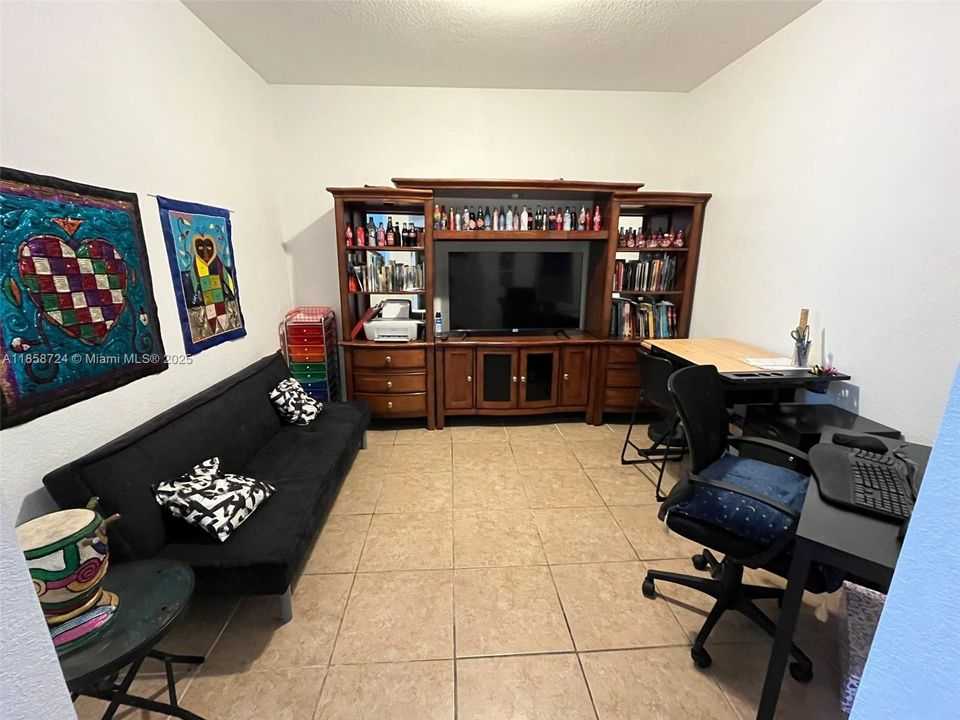 合同活跃: $3,900 (4 贝兹, 2 浴室, 2026 平方英尺)