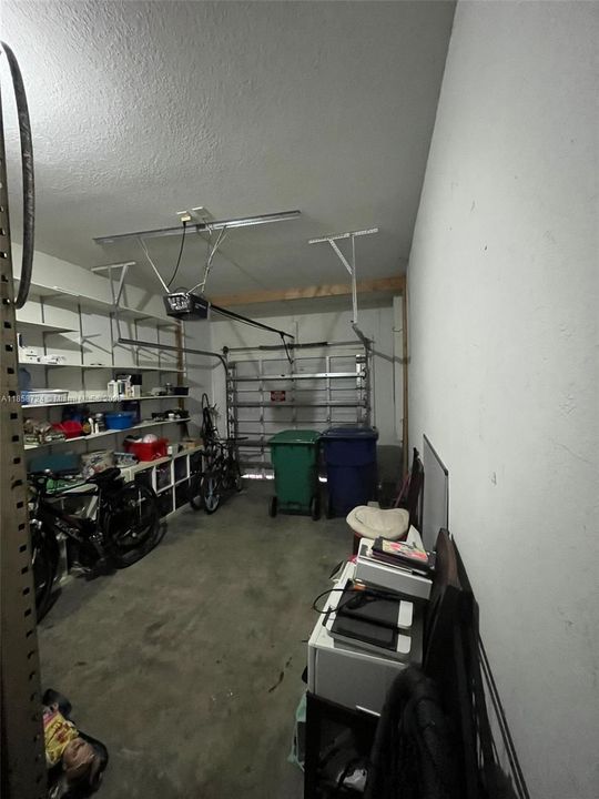 合同活跃: $3,900 (4 贝兹, 2 浴室, 2026 平方英尺)