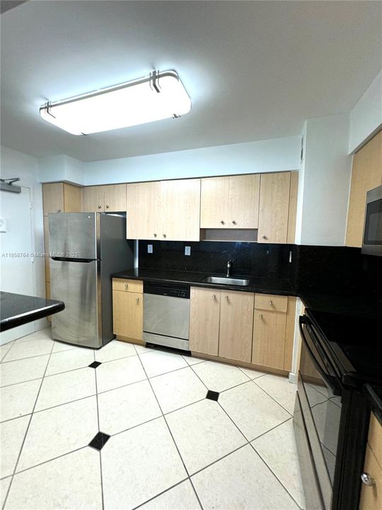 For Sale: $790,000 (2 beds, 2 baths, 1100 Square Feet)