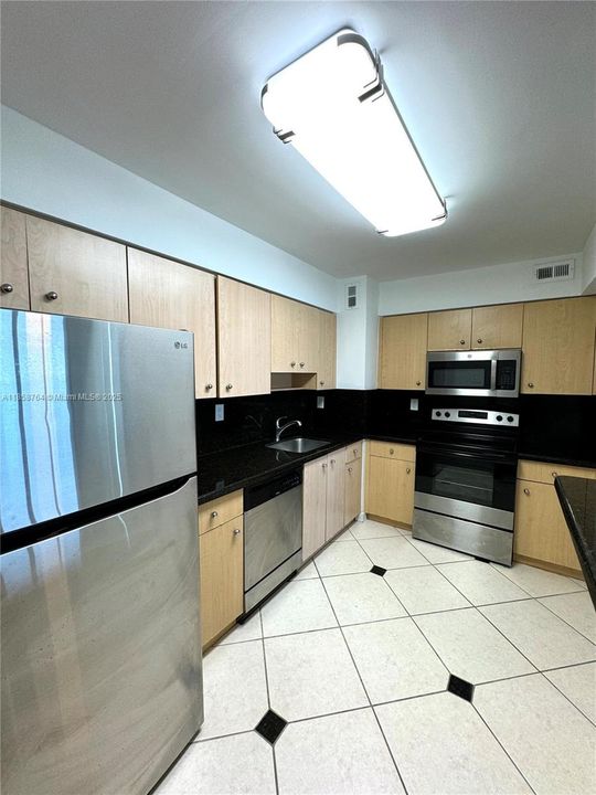 For Sale: $790,000 (2 beds, 2 baths, 1100 Square Feet)