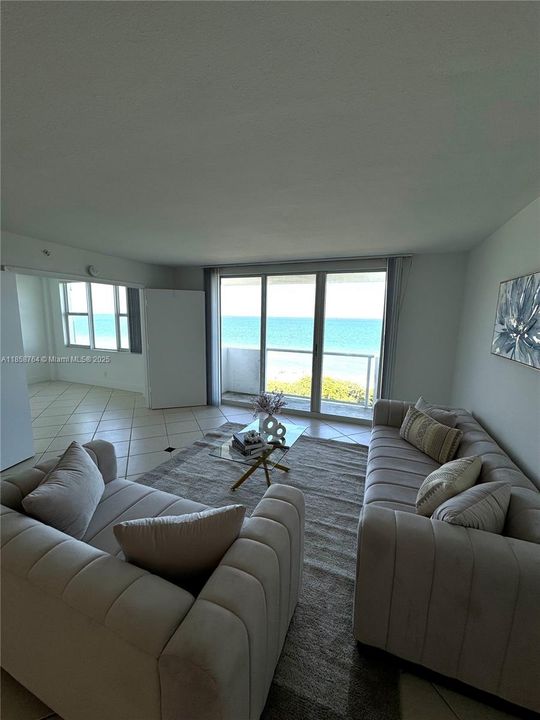 For Sale: $790,000 (2 beds, 2 baths, 1100 Square Feet)