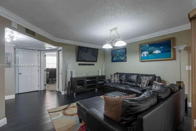 For Sale: $199,900 (2 beds, 2 baths, 970 Square Feet)
