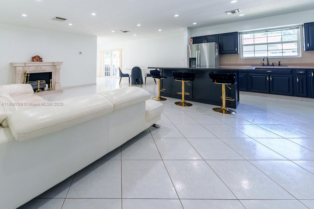 Recently Rented: $3,500 (3 beds, 2 baths, 1682 Square Feet)