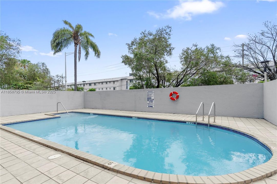 最近租的: $29,400 (2 贝兹, 2 浴室, 1050 平方英尺)