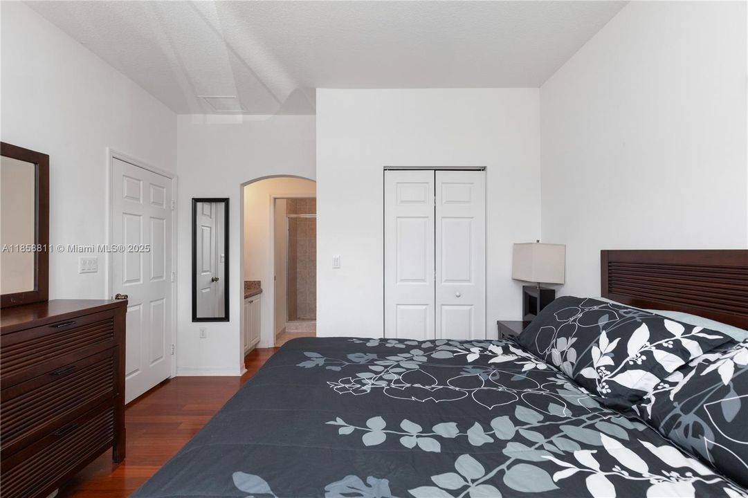 Activo con contrato: $379,990 (3 camas, 2 baños, 1396 Pies cuadrados)