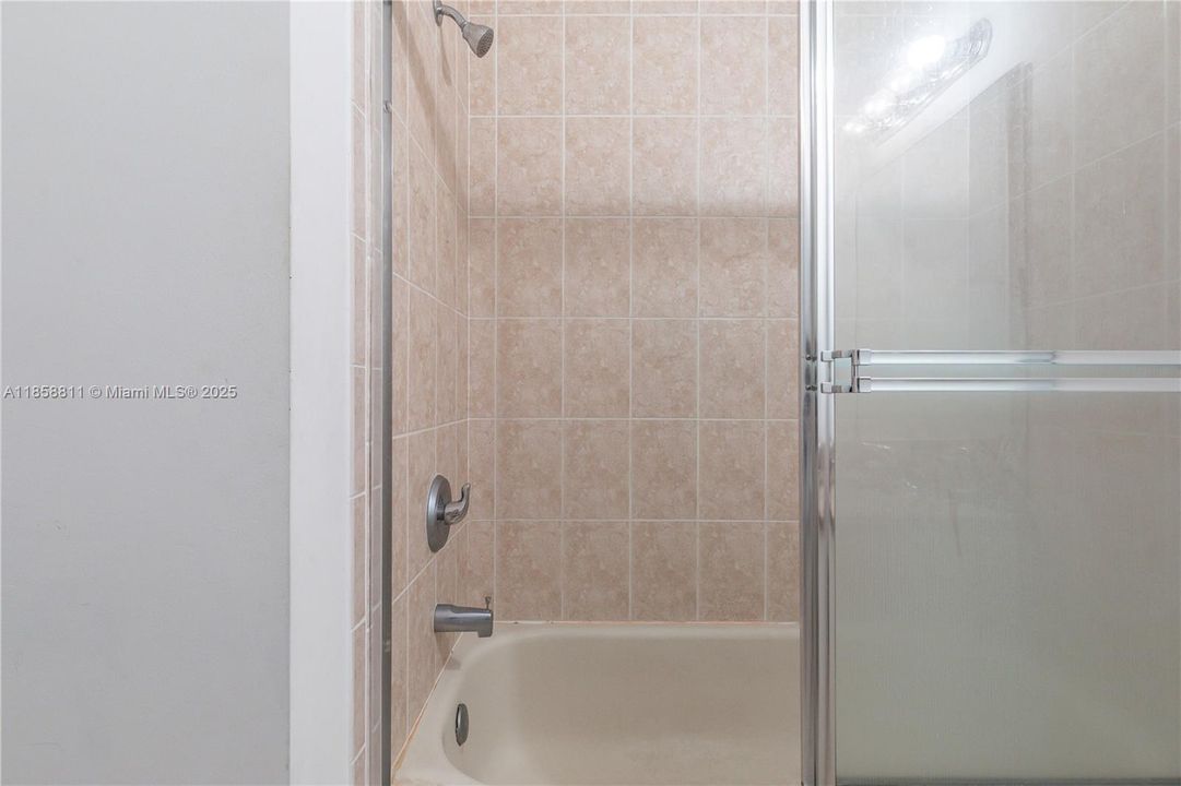 Activo con contrato: $379,990 (3 camas, 2 baños, 1396 Pies cuadrados)