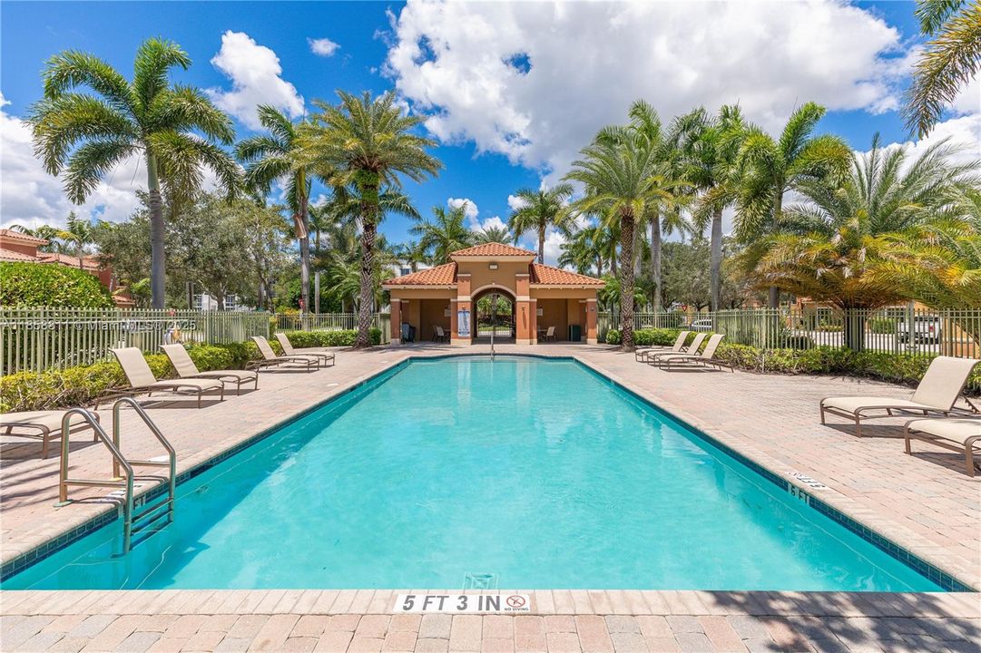 Activo con contrato: $379,990 (3 camas, 2 baños, 1396 Pies cuadrados)