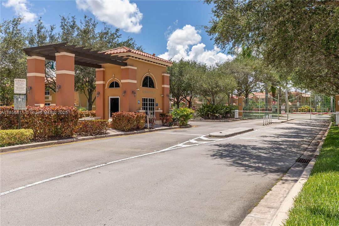 Activo con contrato: $379,990 (3 camas, 2 baños, 1396 Pies cuadrados)