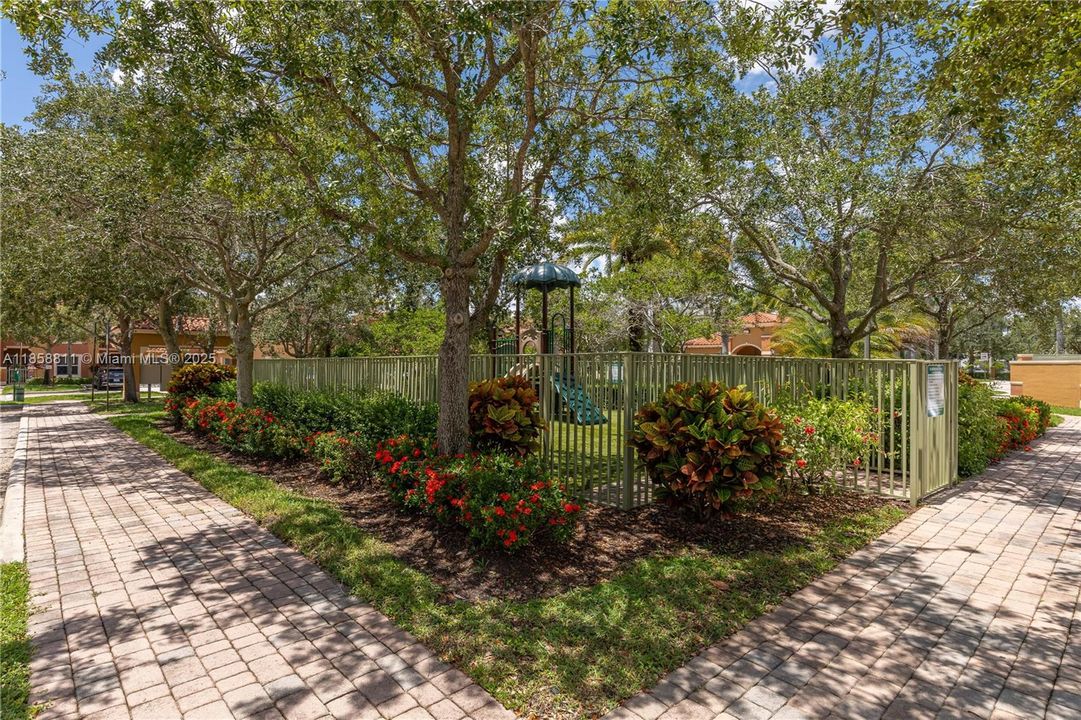 Activo con contrato: $379,990 (3 camas, 2 baños, 1396 Pies cuadrados)