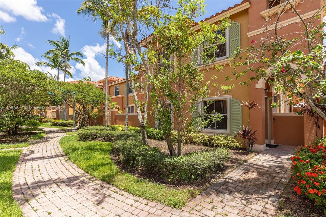 Activo con contrato: $379,990 (3 camas, 2 baños, 1396 Pies cuadrados)