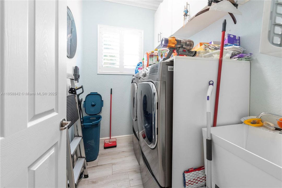 Active With Contract: $1,299,999 (5 beds, 3 baths, 2821 Square Feet)