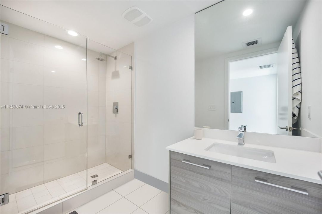 For Sale: $995,000 (3 beds, 2 baths, 1281 Square Feet)