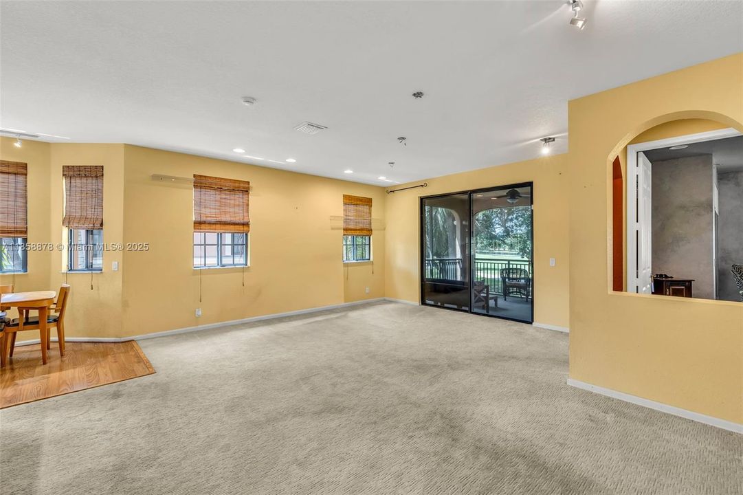 Под контрактом: $725,000 (4 спален, 2 ванн, 2360 Квадратных фут)