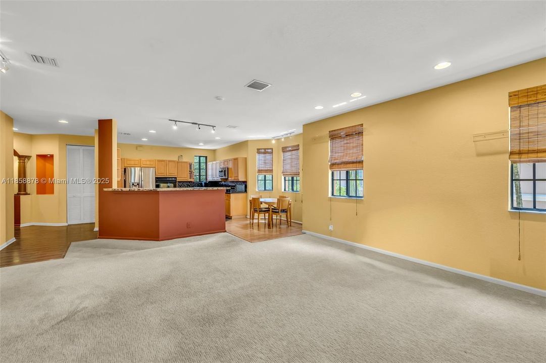 Под контрактом: $725,000 (4 спален, 2 ванн, 2360 Квадратных фут)