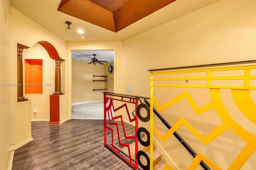 Под контрактом: $725,000 (4 спален, 2 ванн, 2360 Квадратных фут)