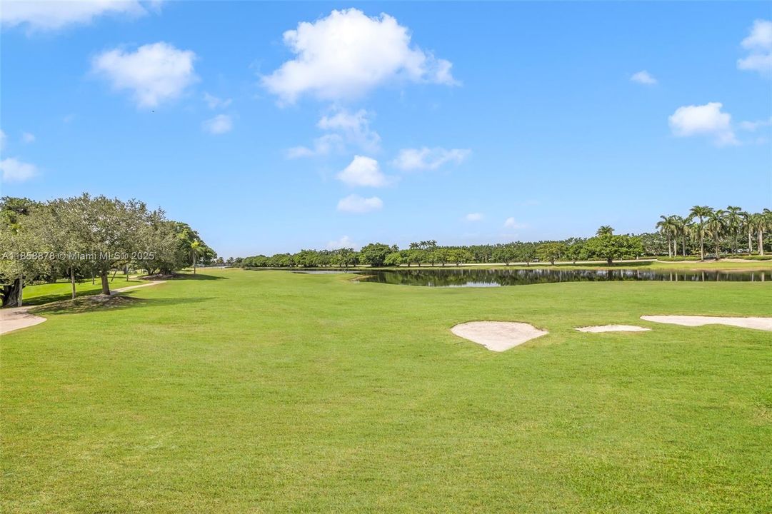 Под контрактом: $725,000 (4 спален, 2 ванн, 2360 Квадратных фут)