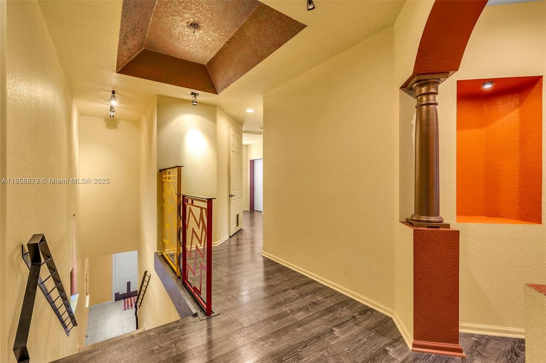 Под контрактом: $725,000 (4 спален, 2 ванн, 2360 Квадратных фут)