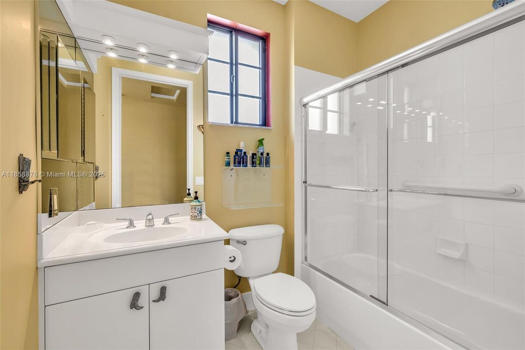 Под контрактом: $725,000 (4 спален, 2 ванн, 2360 Квадратных фут)