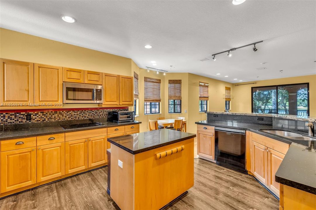 Под контрактом: $725,000 (4 спален, 2 ванн, 2360 Квадратных фут)