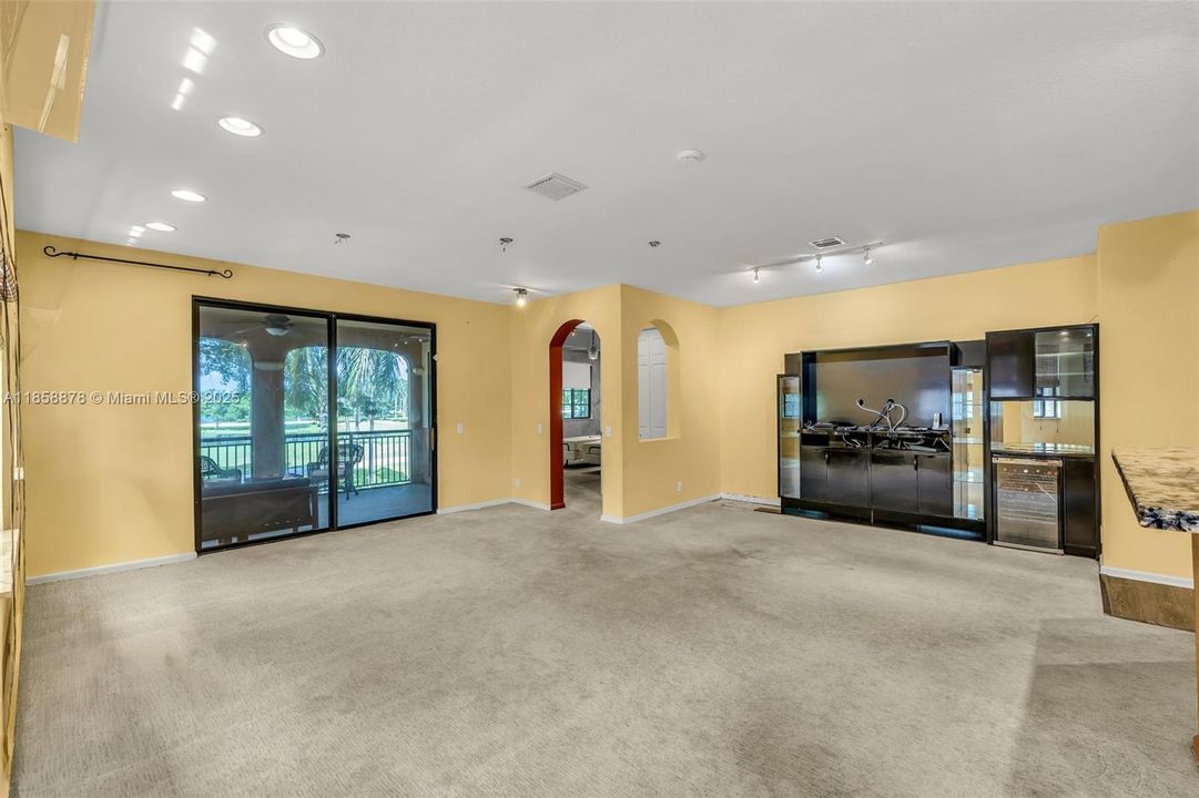 Под контрактом: $725,000 (4 спален, 2 ванн, 2360 Квадратных фут)