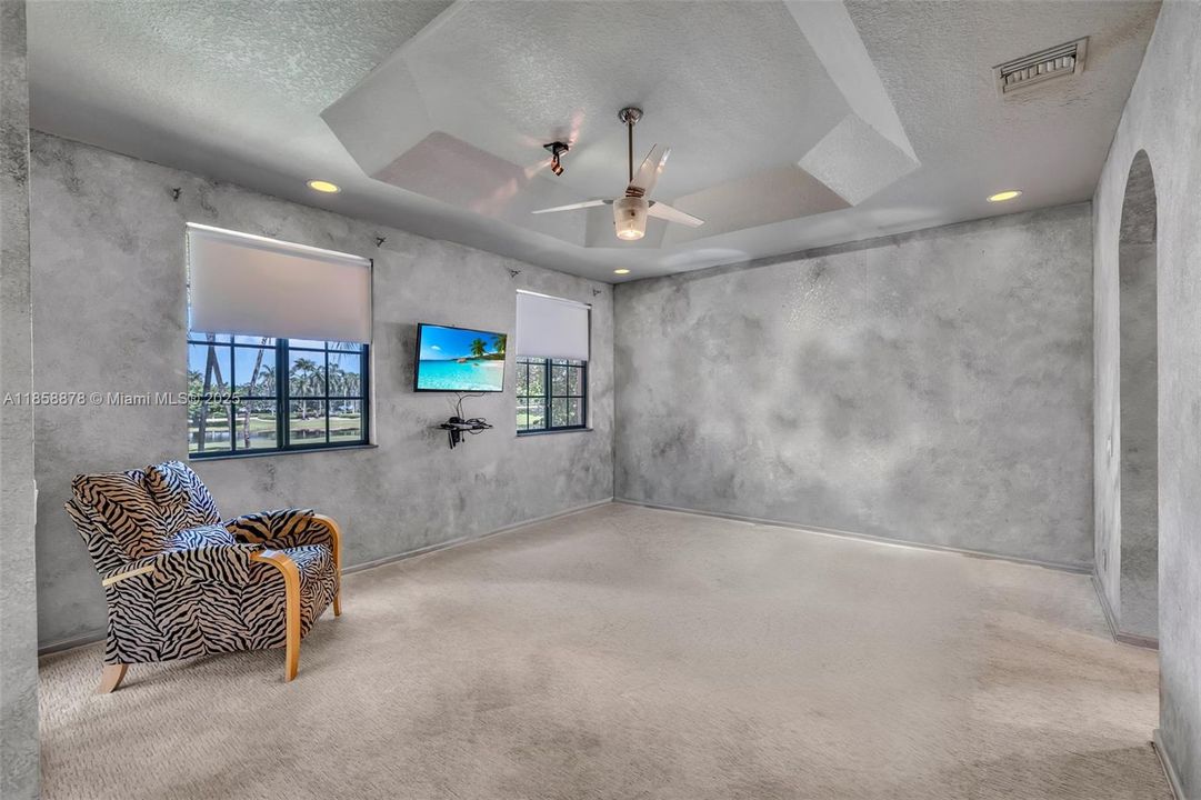 Под контрактом: $725,000 (4 спален, 2 ванн, 2360 Квадратных фут)