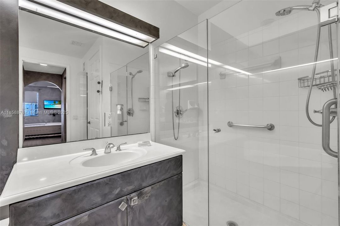 Под контрактом: $725,000 (4 спален, 2 ванн, 2360 Квадратных фут)