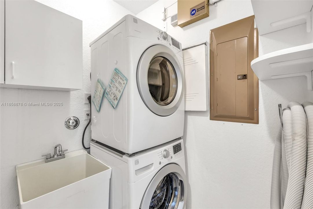 Под контрактом: $725,000 (4 спален, 2 ванн, 2360 Квадратных фут)