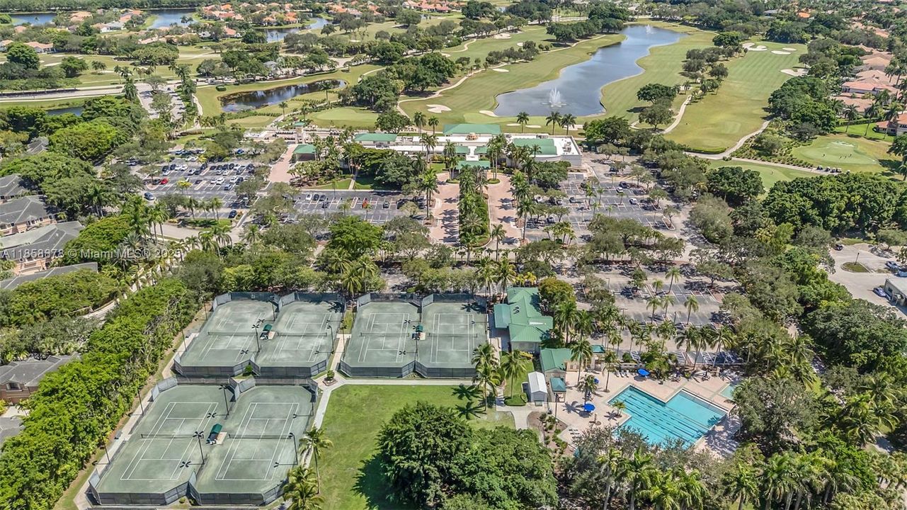 Под контрактом: $725,000 (4 спален, 2 ванн, 2360 Квадратных фут)