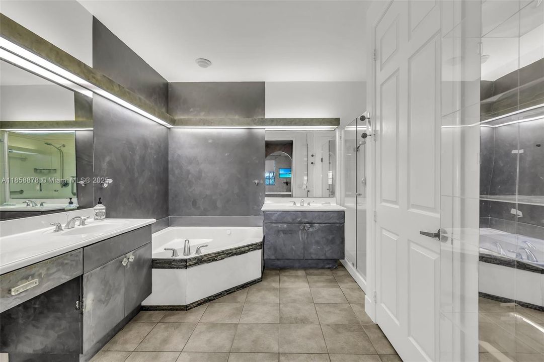 Под контрактом: $725,000 (4 спален, 2 ванн, 2360 Квадратных фут)