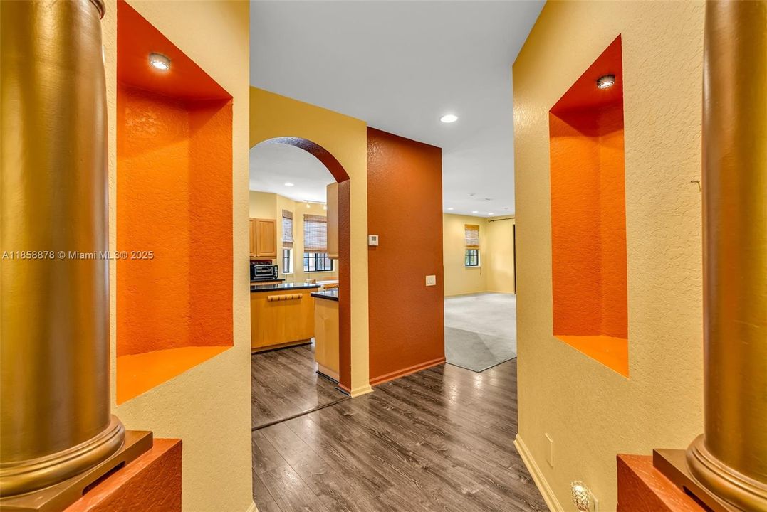 Под контрактом: $725,000 (4 спален, 2 ванн, 2360 Квадратных фут)